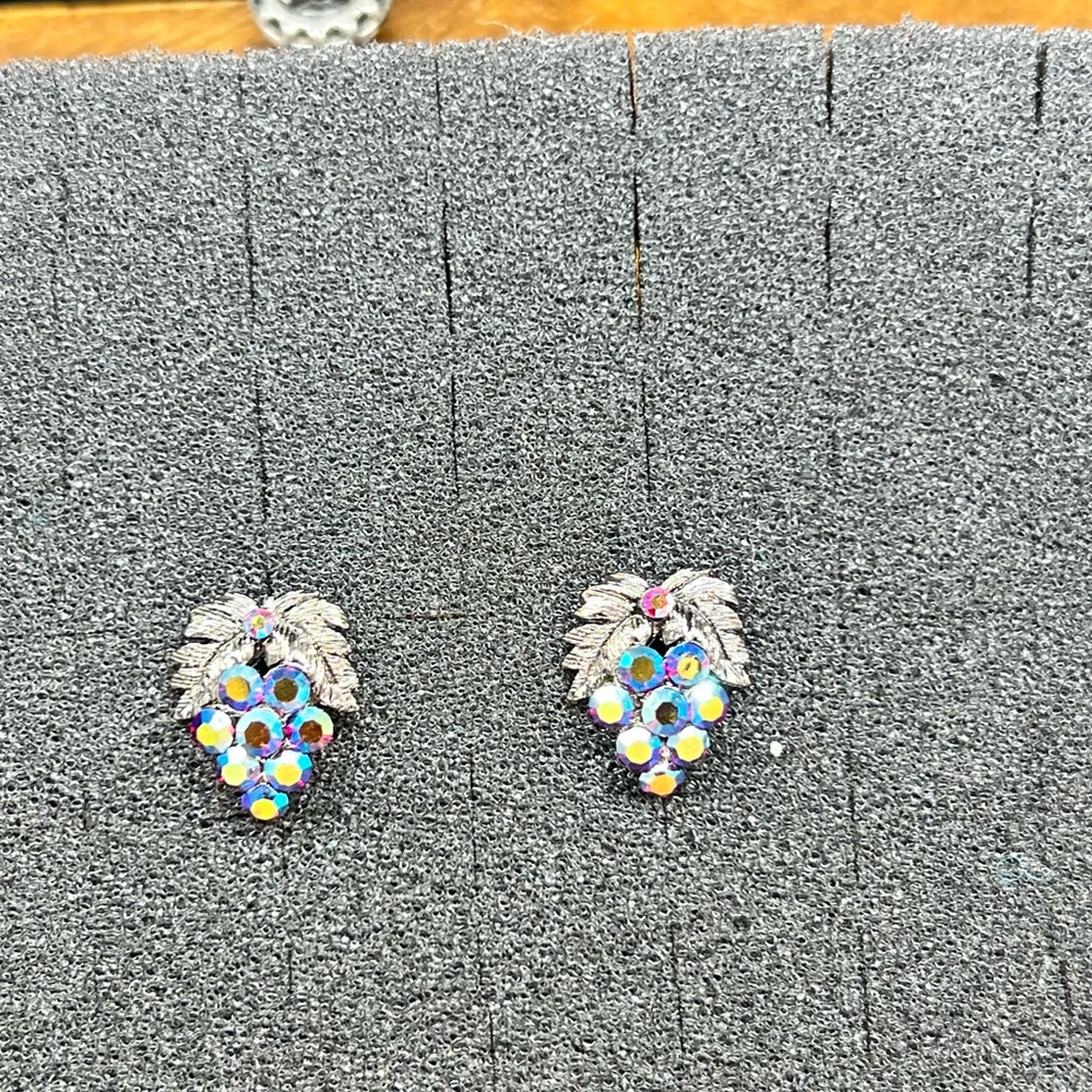 Vintage Brand Grape 🍇 Stud Earrings! - Picture 9 of 14